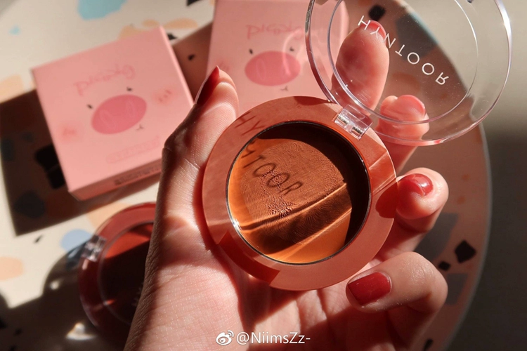 Heo dễ thương HYNTOOR màu đen gián / thỏ đen thỏ lợn kem má hồng lâu không dễ tẩy kem mousse má hồng - Blush / Cochineal