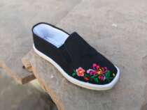 Handmade foam-soled cloth shoes with embroidered feet