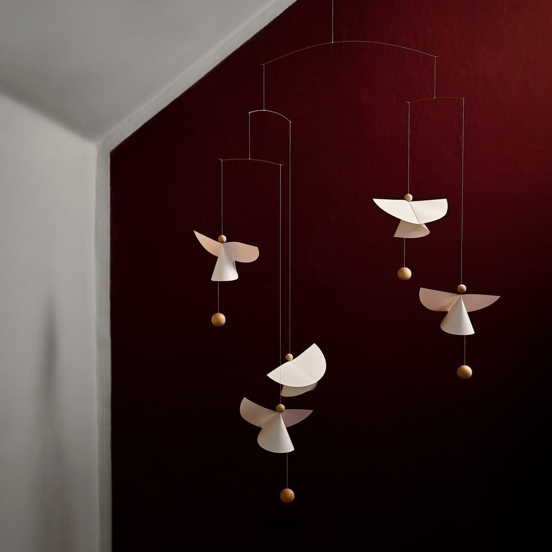 ウサギの装飾天使のペンダント、北欧のベビーベッドのベル、デンマークのツバメバランスの空中ペンダント、回転する風鈴
