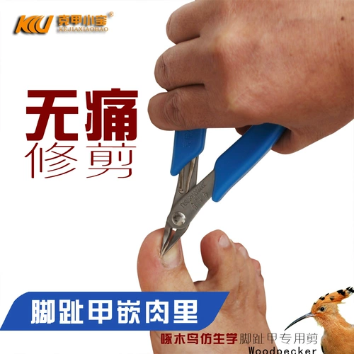 Серые густые ноглы дома ножом, ногтевой канавкой ультра -стройной стройной пожилой профессиональный специалист по пожилку