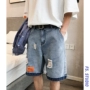 Fang Shao quần áo nam phiên bản Hàn Quốc của mùa hè quần short denim lỗ thẳng nam giới trẻ lỏng xu hướng hoang dã năm điểm quần - Quần jean quần tây