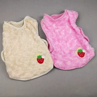 Бесплатная доставка без возврата и обмена собачьи одежды клубничная вышивка осень и зимняя пижама круглый бархатный плюшевая одежда домашняя одежда домашняя одежда