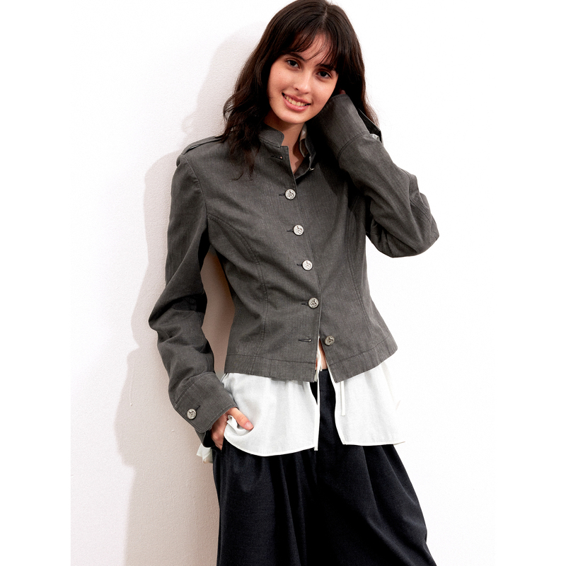 Su Bo Short Slim-Fit Jacket with a Small Stand Collar, Curved Waist, Segmented Lines, Metal Buckle Epaulettes, and Button Placket
