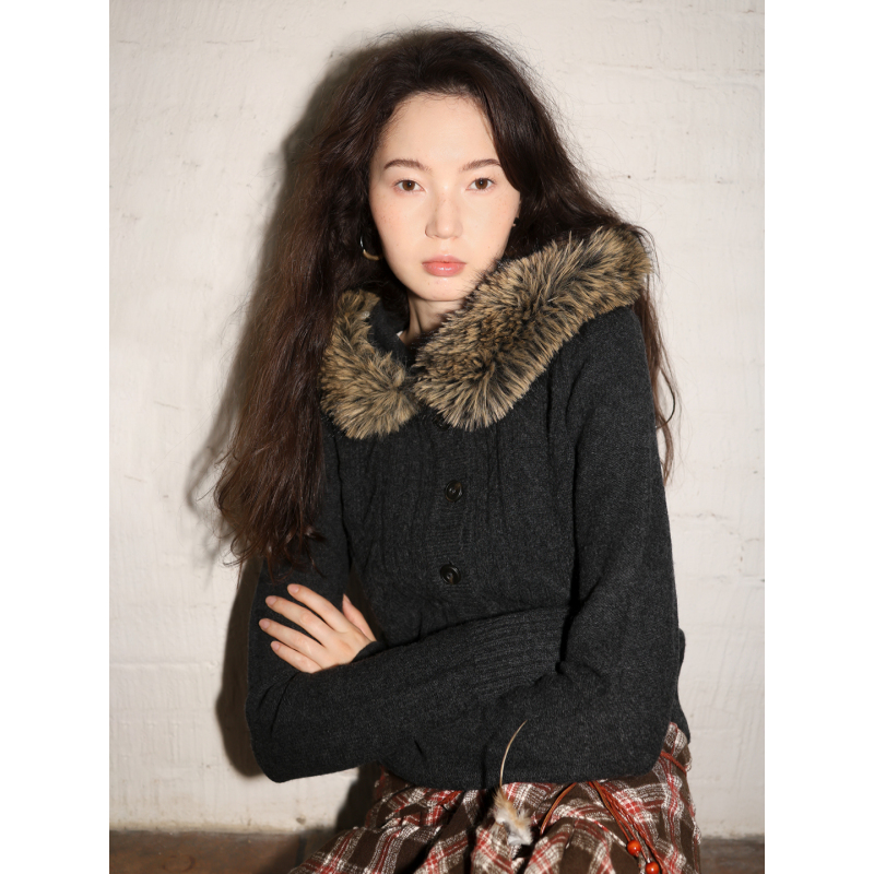 Subo Australian Merino Wool Skin-Friendly Slim-Fit Detachable Fur Collar Cable Knit Vintage Hooded Cardigan Subo Australian Merino Wool Skin-Friendly Slim-Fit Detachable Fur Collar Cable Knit Vintage Hooded Cardigan