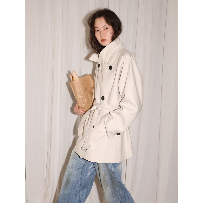Subo Classic Twill Three-Dimensional Silhouette Lapel Short Trench Coat for Women