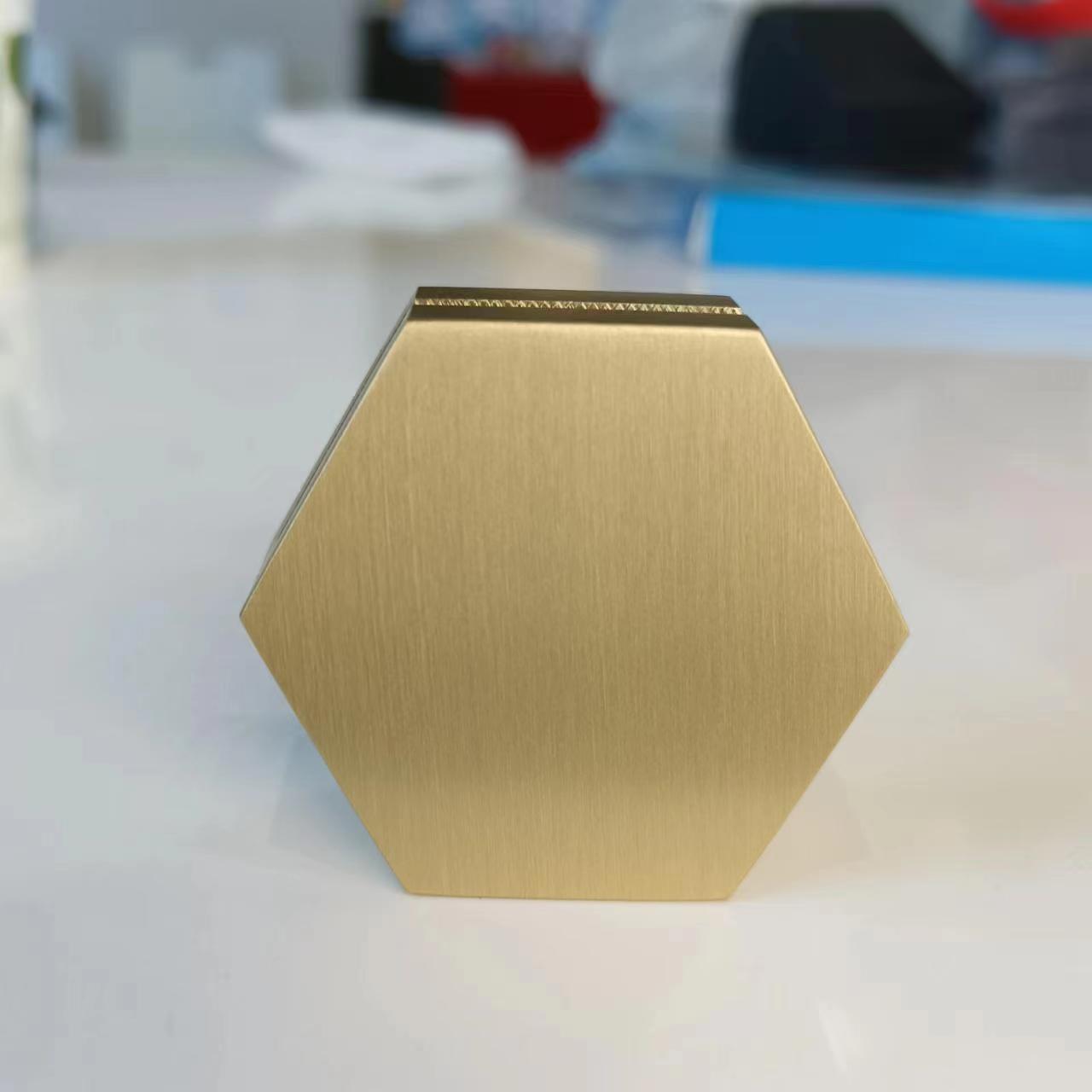 黄铜六角名片座：商务办公桌上的艺术品，如何选择最合适的高端名片展示架？
