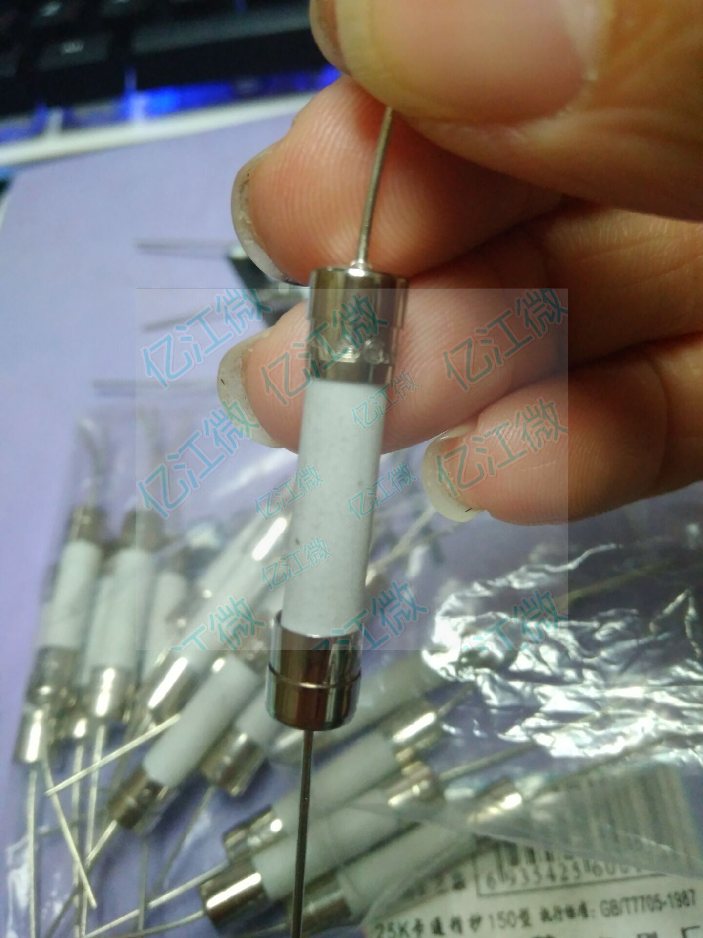 F10A F10A ceramic F20A fuse tube 6X30MM white 6 * 30 with foot lead 12A 15A-16- 25-30A