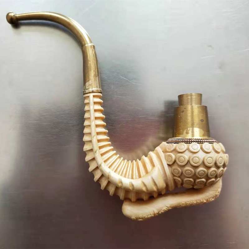 Guizhou's root carving, tobacco-and-tobacco-smoking tools all over the country