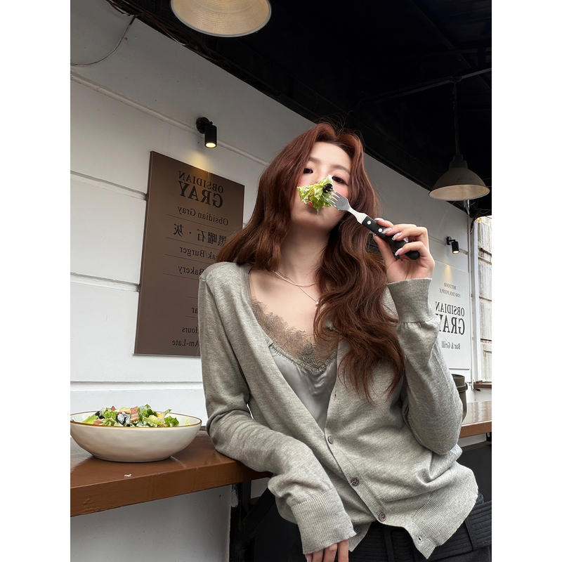 Even Yiwen [Relaxed Gray Fuzz] Korean-Style High-End Lace Splicing Faux Two-Piece Top V-Neck Thin Knit Sweater for Autumn