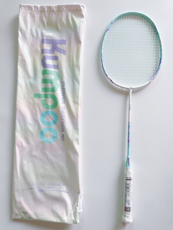 Full Carbon Men's and Women's Ultra-Light 4U Xunfeng Kumpoo Flower Training and Competition Xunfeng Badminton Racket Full Carbon Men's and Women's Ultra-Light 4U Xunfeng Kumpoo Flower Training and Competition Xunfeng Badminton Racket
