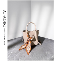 (British AJ AOIRJ) niche design premium leather handy vegetable basket bag bag diagonally across the small bag silk scarf