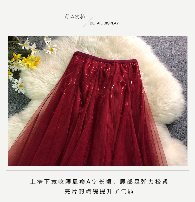 Các nếp gấp của rủ là mỏng. Các sequin màu đỏ tía được nối cho phần giữa và dài của váy dày đùi. - Váy chân váy bò dài