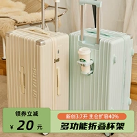 Вместительный и большой чемодан