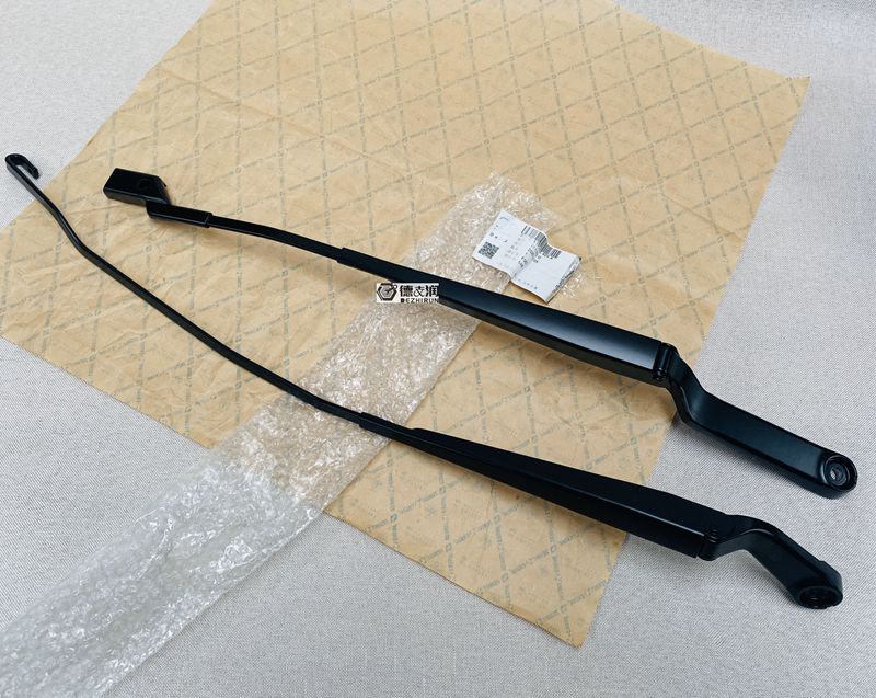 Suitable for Bora classic golf 4 high four new Bora wiper arm front wiper bracket U-shaped square interface