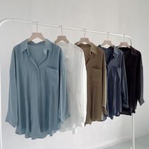 Modern dance shirts are loose soft and breathable practice clothes for men and women elegant performance clothes and dance clothes.