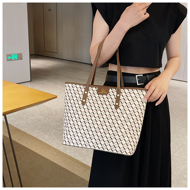 Premium for Women 2024 New Fashionable Large Capacity Single Shoulder Underarm , Hundred Step Handheld Commuter Tote_voghion.com