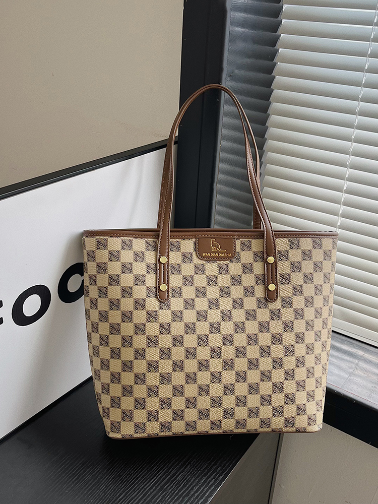 Premium for Women 2024 New Fashionable Large Capacity Single Shoulder Underarm , Hundred Step Handheld Commuter Tote_voghion.com