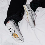 Официальный азиатский художник Vans Riroo представил аутентичные парусиновые туфли с забавным принтом для мужчин и женщин.