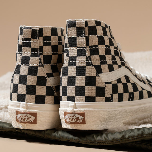 Vans official Sk8-Hi checkerboard ສີດໍາແລະສີຂາວ sneakers ເທິງສູງເປັນເກີບທີ່ດີສໍາລັບການເດີນທາງ