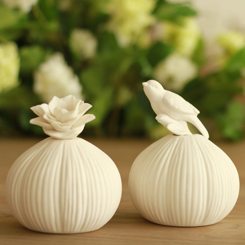 ���뻨�Ұ�ɫ��޹ƿ�մɰڼ�