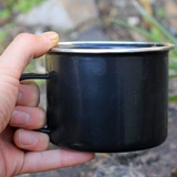 Черная старомодная вместительная и большая чайная чашка, ностальгия