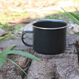 Черная старомодная вместительная и большая чайная чашка, ностальгия