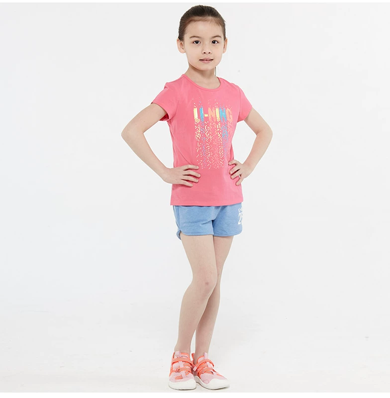 Li Ning áo thun ngắn tay quần áo trẻ em nam và nữ mùa hè cô gái lớn thể thao giải trí thoải mái cotton YHSP006 áo sơ mi trẻ em - Áo phông thể thao