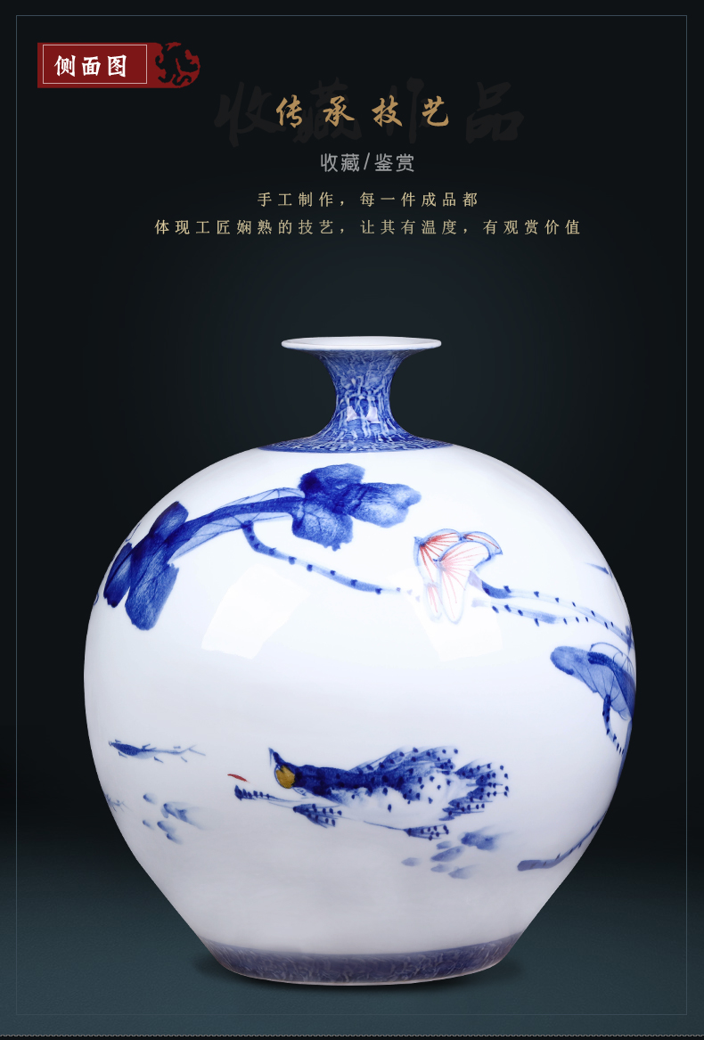 Jingdezhen ceramics master hand draw freehand brushwork in traditional Chinese blue and white porcelain vases, sitting room adornment of new Chinese style porch place