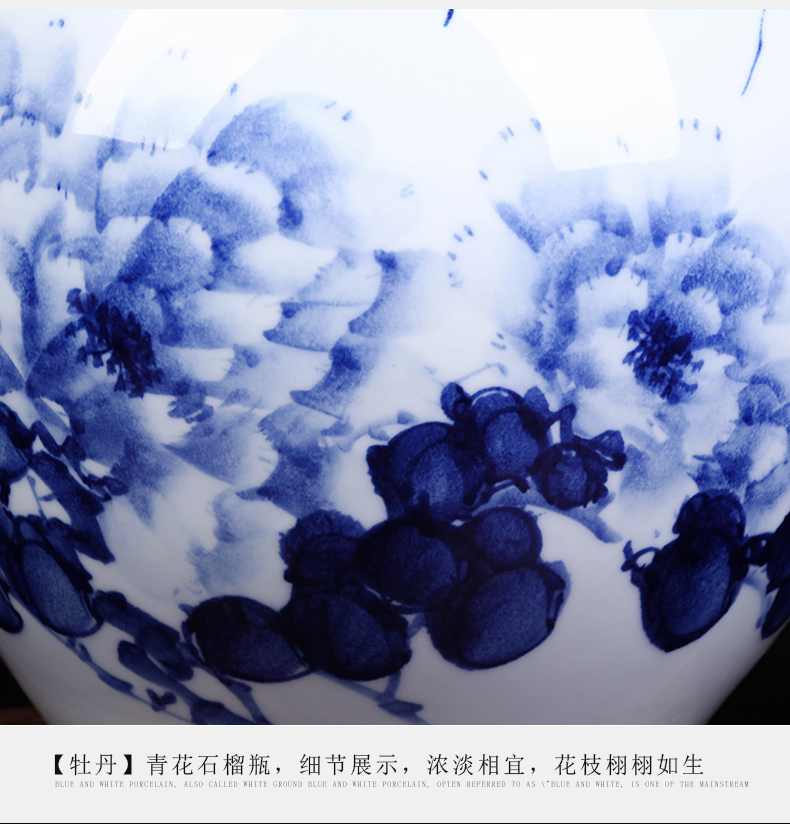 Jingdezhen ceramics master hand draw freehand brushwork in traditional Chinese blue and white porcelain vases, sitting room adornment of new Chinese style porch place