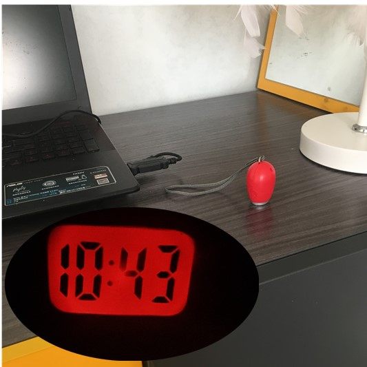 Look at the time artifact projection clock at night, the time is accurate, small children and elderly people use pillow clock with date