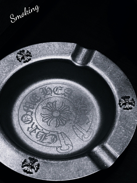 Creative and Unique Stainless Steel Ashtray with a Vintage Design, Trendy Silver Finish for Men, Metal Ornament Gift for Women