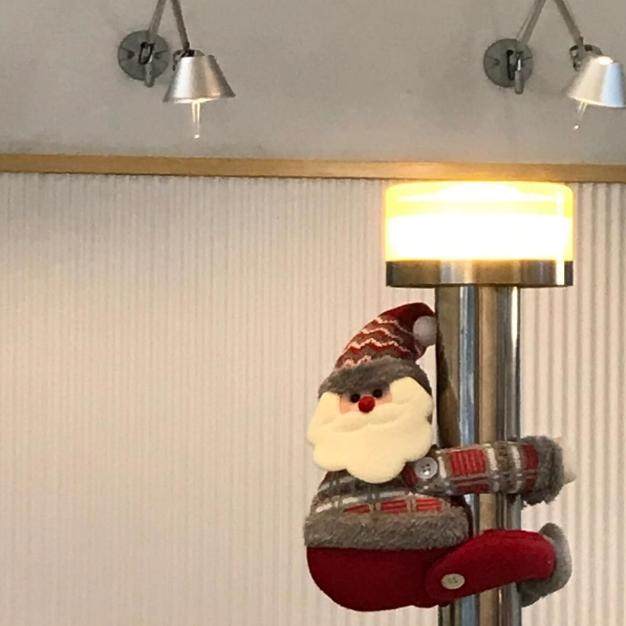 圣诞节氛围布置吊灯装饰圣诞老人玩偶挂件遮丑家居店铺装饰品摆件如何选？2025年流行趋势全解析