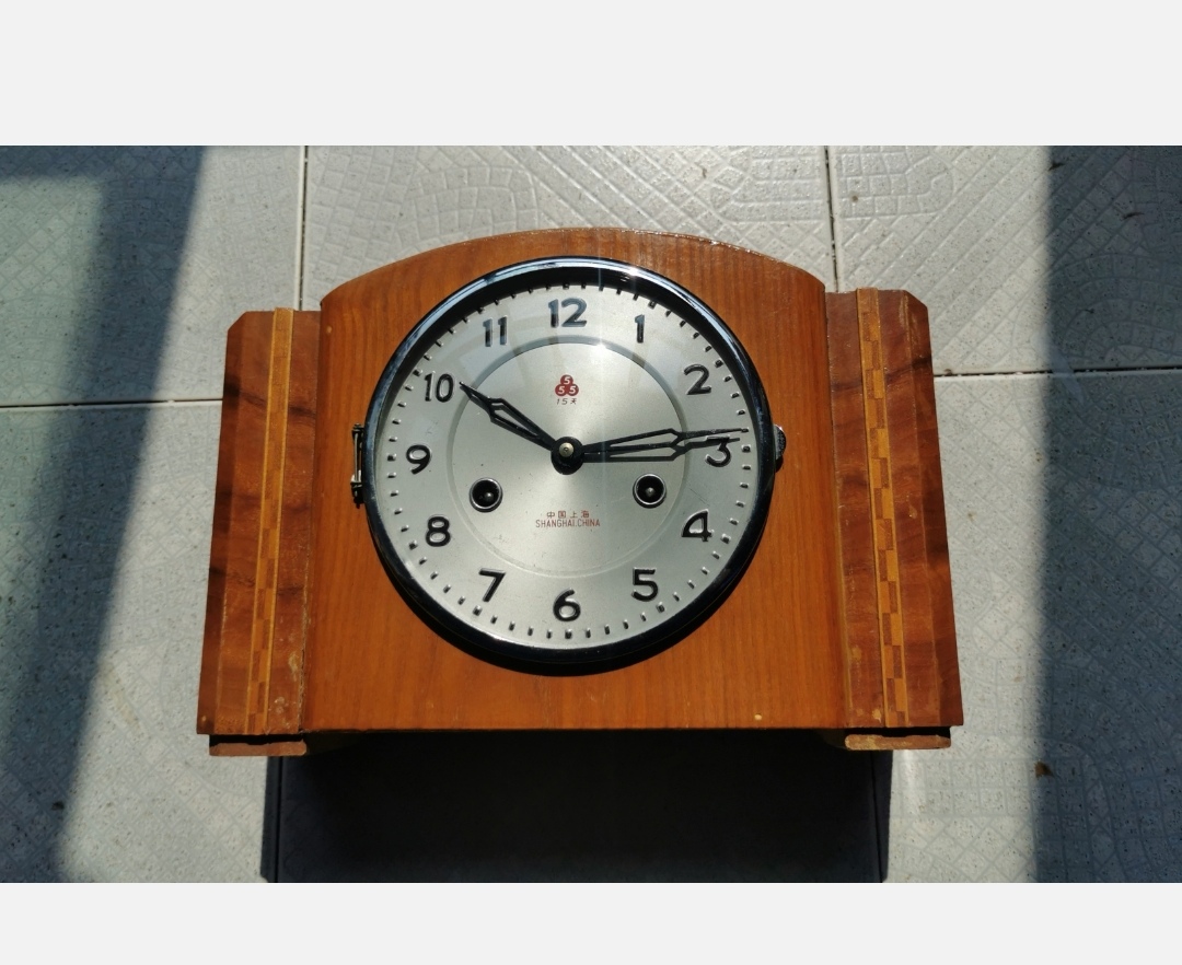 The three-five brand all-copper gear movement table clock produced by Shanghai Clock Factory was shipped in April 1979.