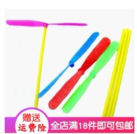 Смешайте цвет бамбуковой стрекозы в руке