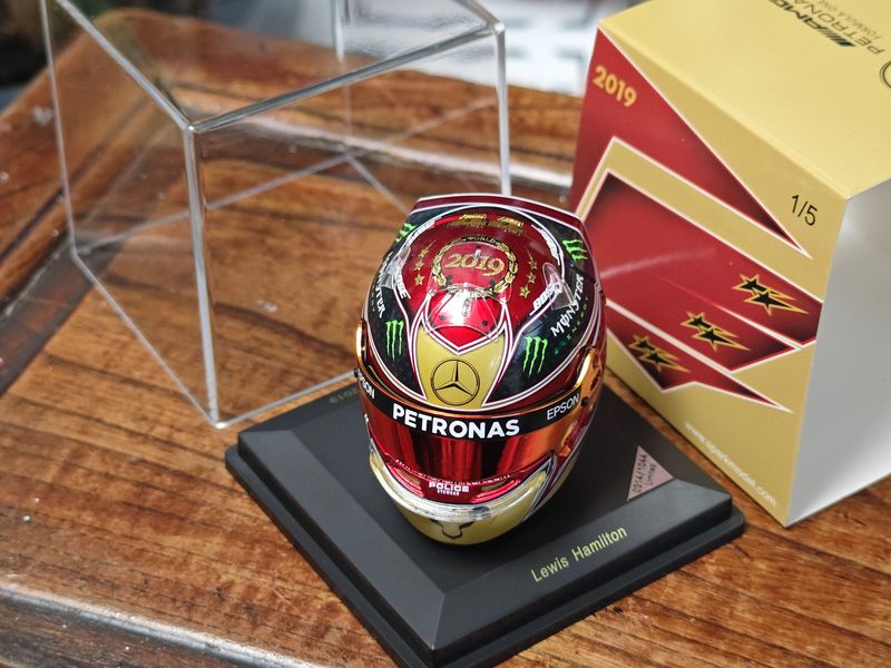 Spark 1/5 Helmet Model 2019 Abu Dhabi Hamilton Six-Time Champion Gold Helmet Spark 1/5 Helmet Model 2019 Abu Dhabi Hamilton Six-Time Champion Gold Helmet