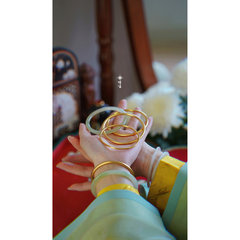 Cicadas Chirp, Golden Rings Ring Personally Tested by Ashu, It Maintains Its Color for a Long Time! the Hanfu Qipao Is Paired with a Matching Sand Gold Bracelet.
