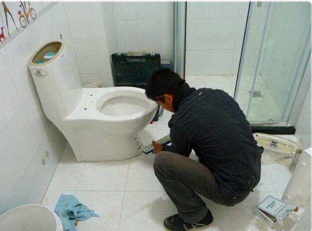 Chengdu toilet squat toilet intelligent toilet cover dredge glue installation repair replacement Bump repair