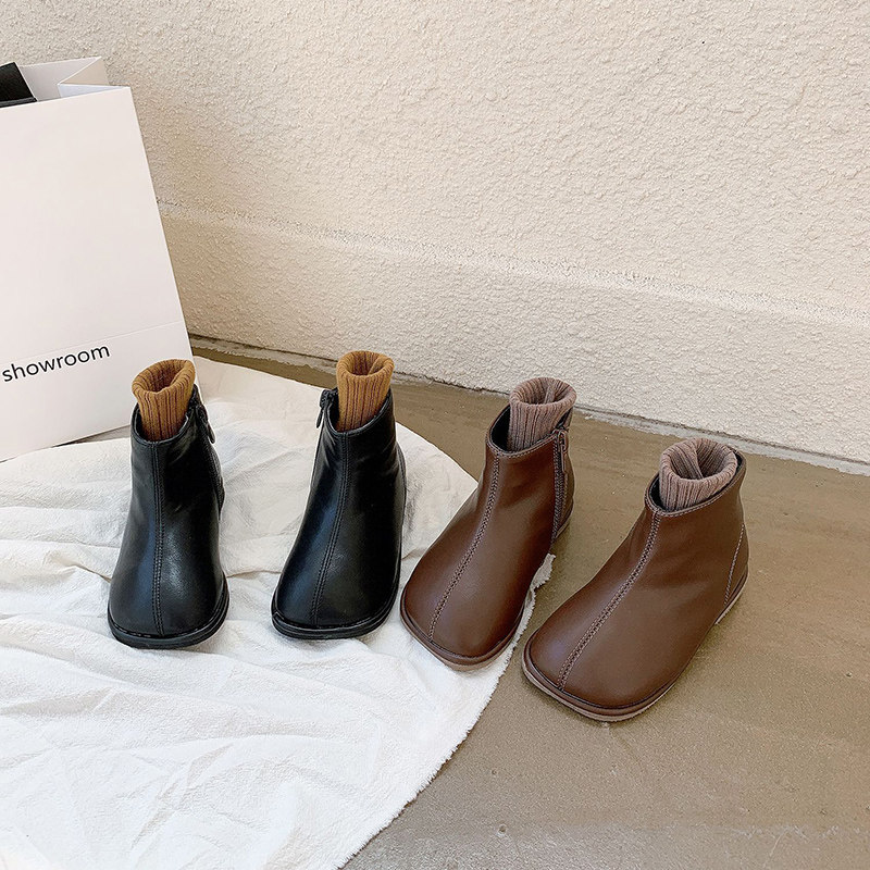 Girl's small square head Martin boots 21 autumn and winter Korean version Children's baby soft face pure color minimalist salad with leather boots for the sea