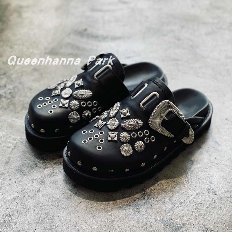 Trendy Mona-Style Studded Retro Clogs for Women, Fashionable and Versatile Metal Platform Mules with Thick Soles