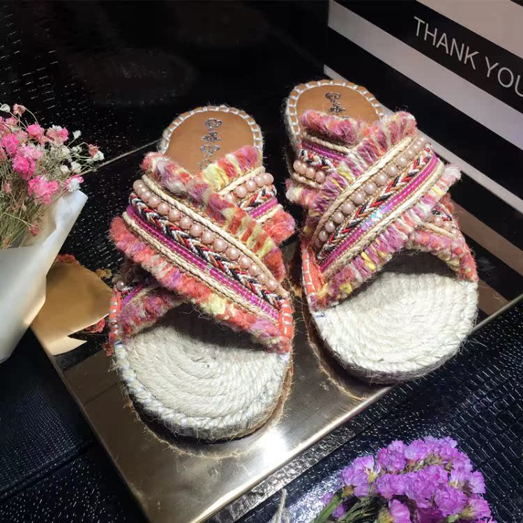 2019 Xia Bohemian phong cách quốc gia mát mẻ dép văn học tua cườm phẳng cỏ rơm từ chéo dép nữ - Dép giày sandal nữ đế cao