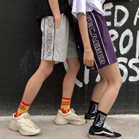 Hãng phim Hàn Quốc. Thư cổ điển in quần short màu tím giản dị 18ss cho nam và nữ quần thun nam