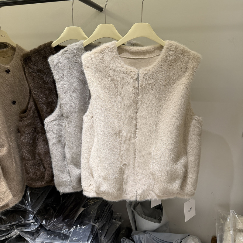 Gentle Style Faux Rabbit Fur Vest with Round Neck and Zipper, New Autumn and Winter Style, Loose Fit, Elegant Faux Fur Integrated Outerwear Vest for Women Gentle Style Faux Rabbit Fur Vest with Round Neck and Zipper, New Autumn and Winter Style, Loose Fit, Elegant Faux Fur Integrated Outerwear Vest for Women