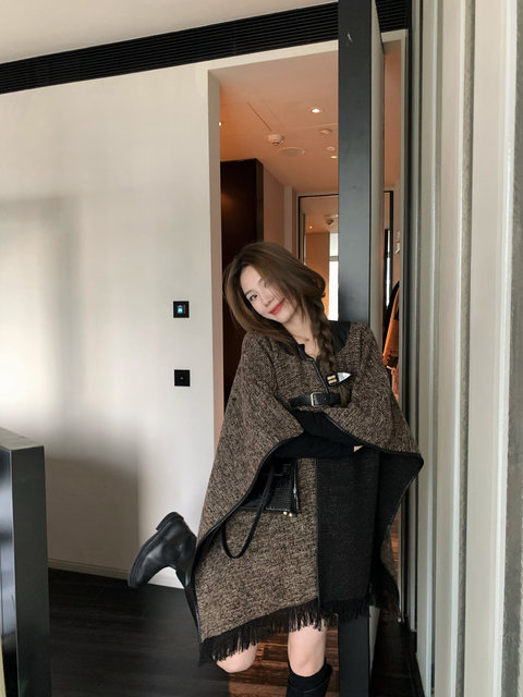 Xiaojunjun Britney, a Lazy and Atmospheric Style, Fashionable Coffee-Colored Tweed Wool Cape Shawl Coat for Women, New Autumn Style