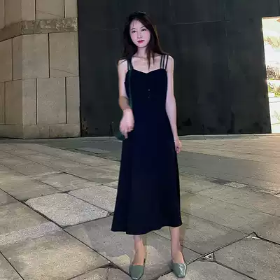 Fei Er Hepburn small black suspender dress female summer 2021 new temperament waist V-neck thin inner skirt