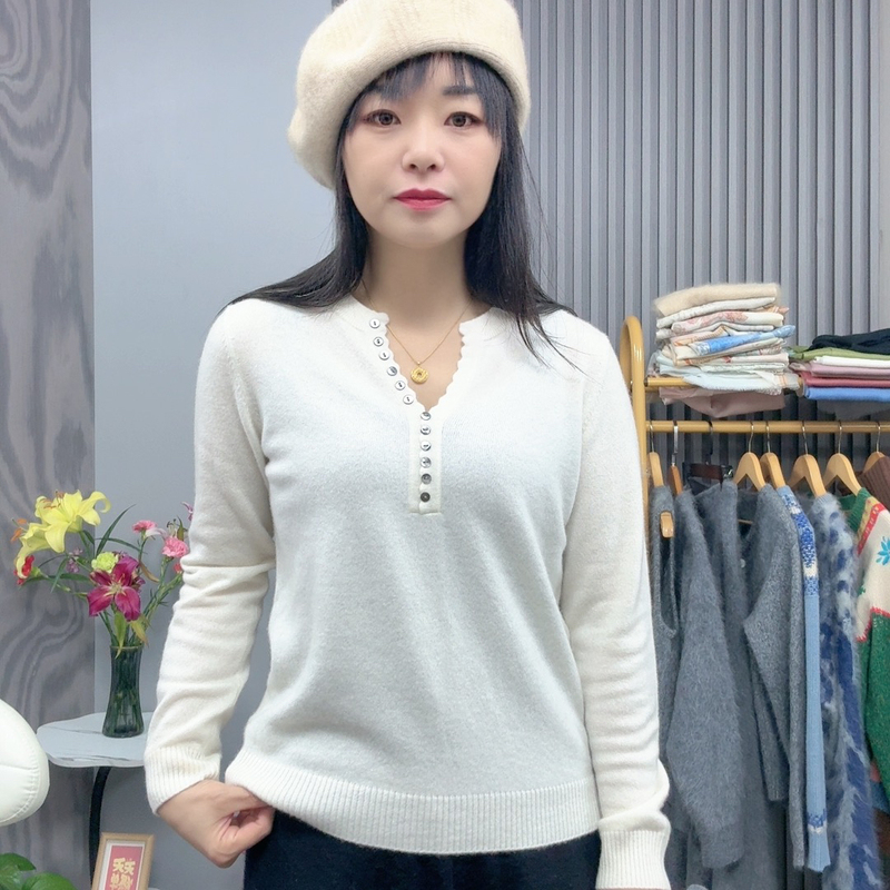 Round Neck Pullover Knit Sweater for Women, Long Sleeve, 2026 Early Autumn New Style, French Button Decoration, Slimming Sweater, Base Layer Top