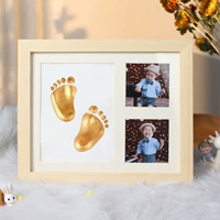 Белые отпечатки рук из натурального дерева