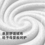 Зима в гнезде собаки держит теплые и более толстые маленькие собачьи щенки