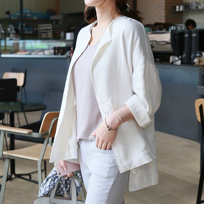 k984 quần áo phụ nữ Hàn Quốc 2021 lanh cotton phía trước ngắn và dài sau thiết kế đơn giản áo khoác gió chống nắng rộng rãi CV áo khoác điều hòa nhiệt độ - Trench Coat