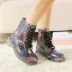 Giày trong suốt pha lê thạch mưa ống ngắn Phiên bản Hàn Quốc của Martin rain boots nữ Giày hoa mưa cổ điển phẳng với giày nước cao su