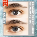 Мужчина -ученик естественным образом бросает маленькое черное кольцо синей невидимой миопии.